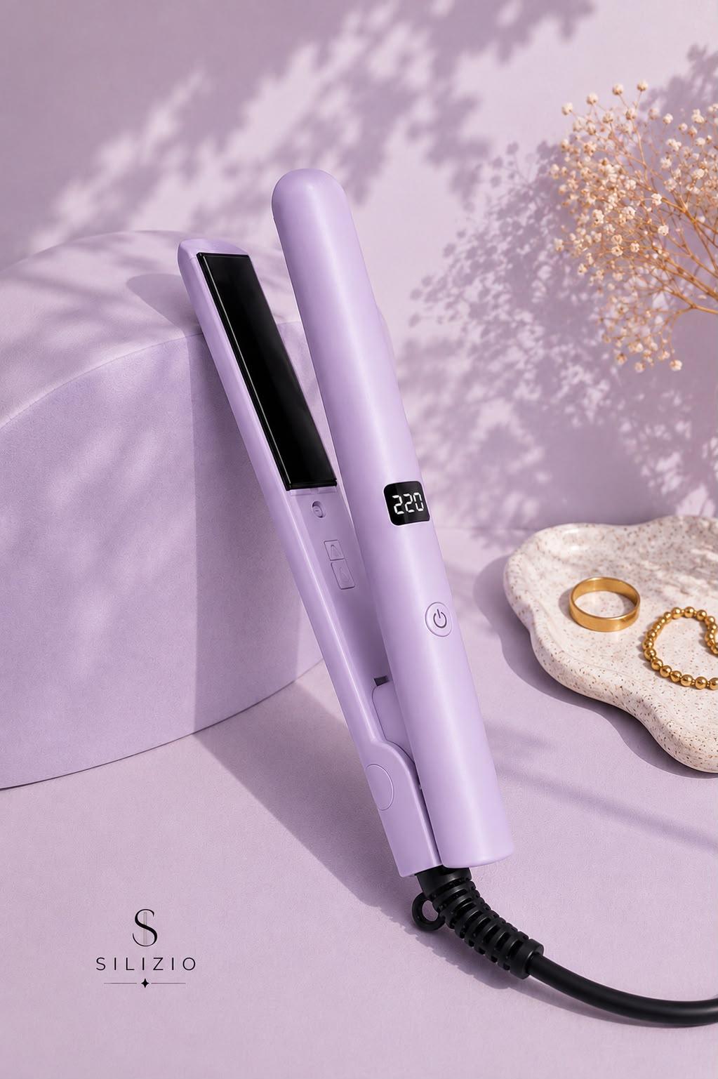 Lisseur à cheveux céramique SILIZIO coloris violet, posé sur un support avec fleurs séchées