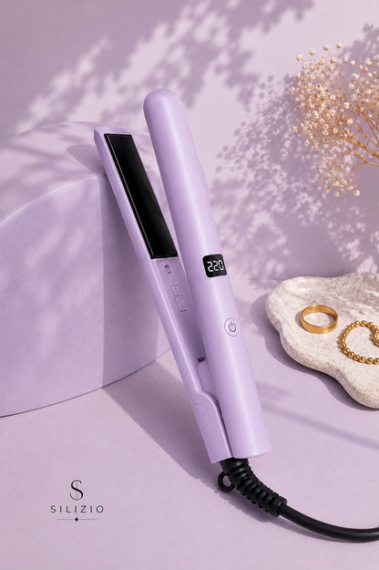 Lisseur à cheveux céramique SILIZIO coloris violet, posé sur un support avec fleurs séchées