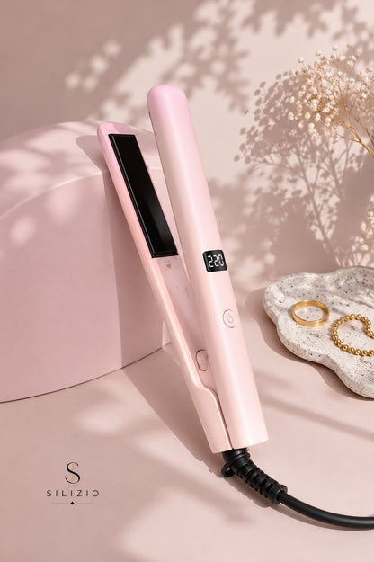 Lisseur à cheveux céramique SILIZIO coloris rose, posé sur un support avec fleurs séchées