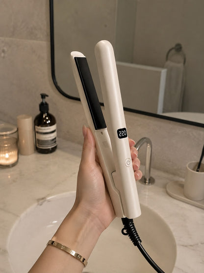 Main tenant le lisseur SILIZIO beige près d'un lavabo en marbre