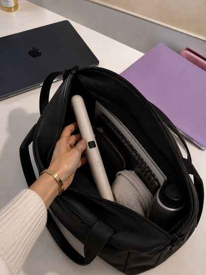 Main rangeant le lisseur SILIZIO dans un sac à dos noir, format compact pour le transport